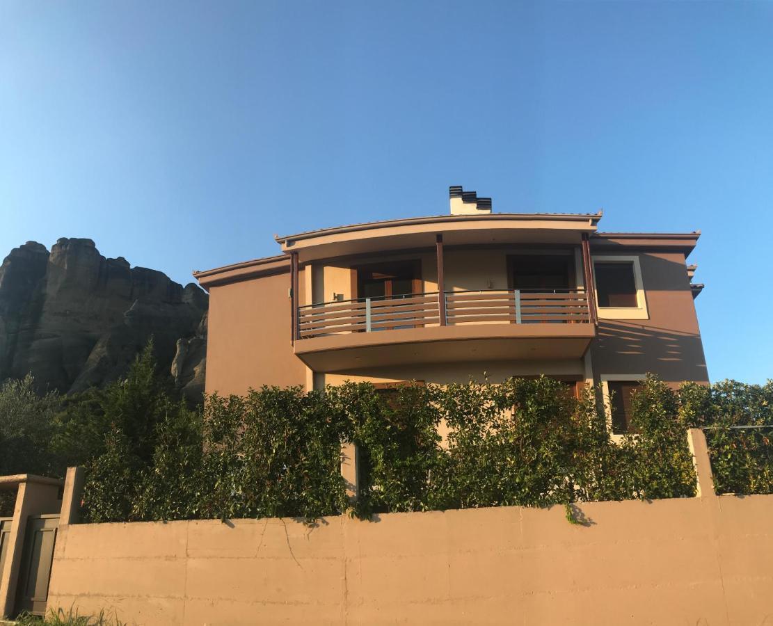 Villa Under Meteora カランバカ エクステリア 写真